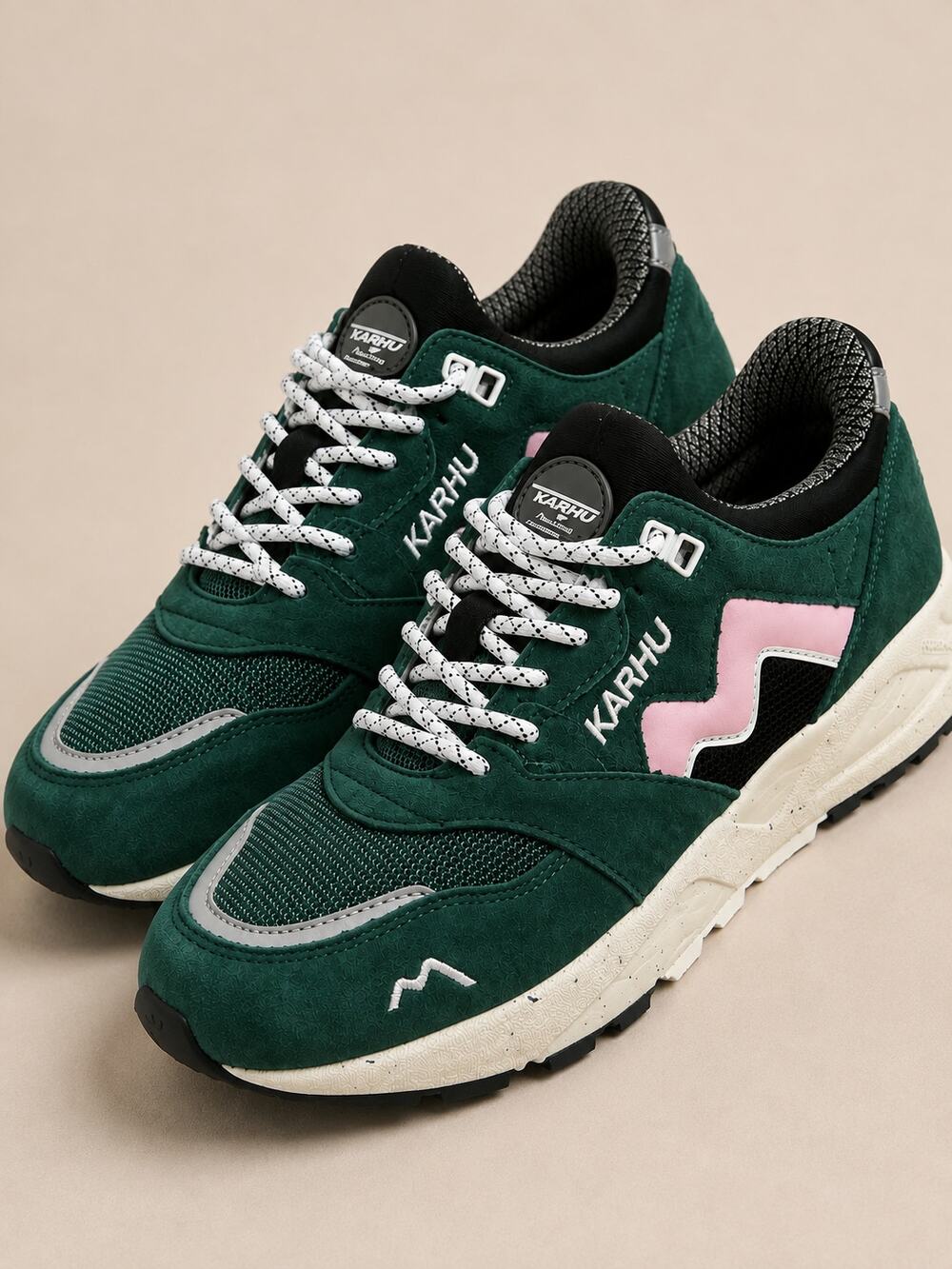 KARHU Aria 95 Sneakers in June Bug/Roseate Spoonbill Size 8.5 / EU 42